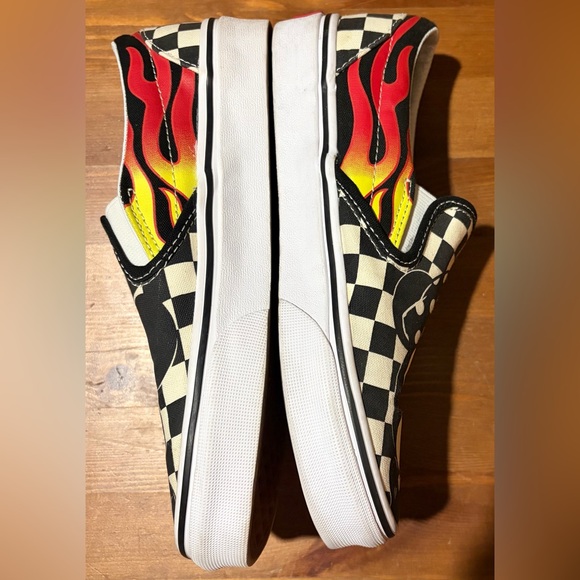 ๐ฅ Vans x Disney Mickey & Minnie Flame Classic Slip-Ons Unisex W 6.5/M 5 - Picture 2 of 7